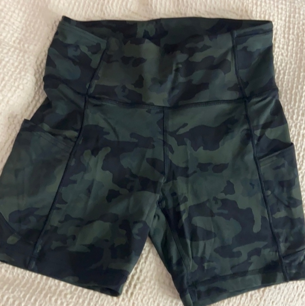 Lululemon fast and free camo shorts 6 inch